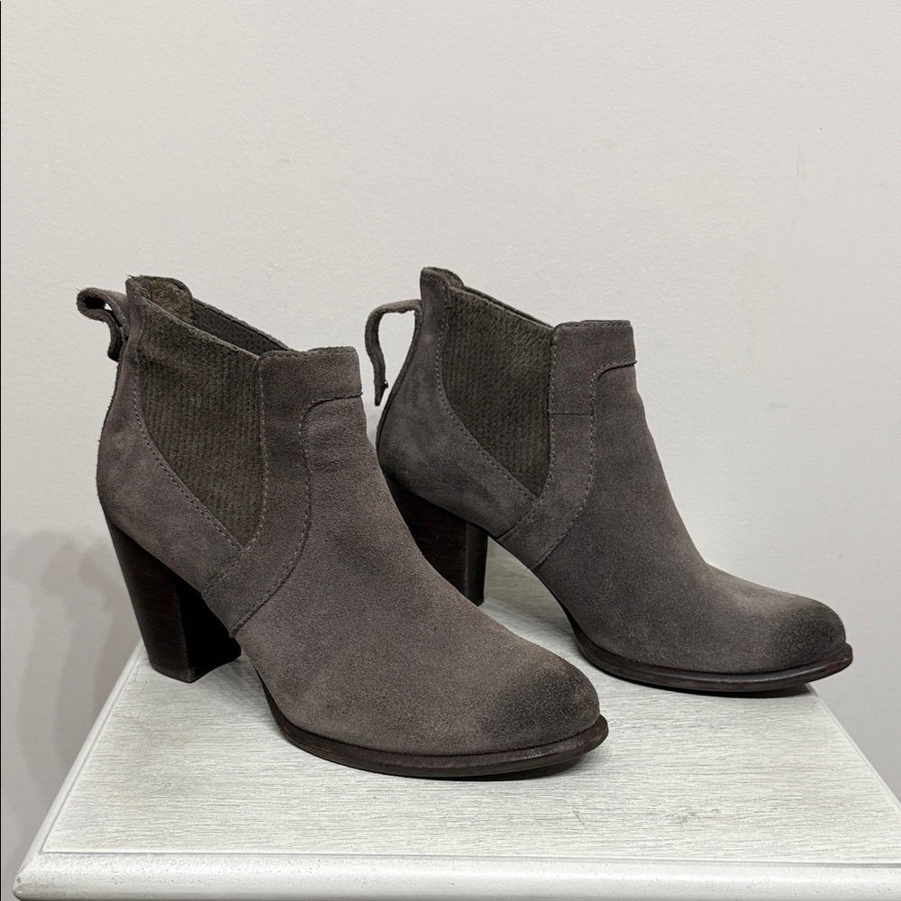 UGG Cobie ll Size 9 Chelsea Charcoal Suede Ankle Booties